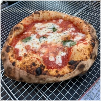 -Tomatensaus, fiordilatte kaas, basilicum<br><br>-Tomato sauce, fiordilatte cheese, basil<br><br>