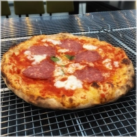 -Tomatensaus, fiordilatte kaas, salami<br><br>-Tomato sauce, fiordilatte cheese, salami<br><br>