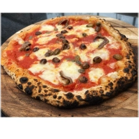 -Tomatensaus, fiordilatte kaas, ansjovis, kappertjes, olijven<br><br>-Tomato sauce, fiordilatte cheese, anchovies, capers, olives