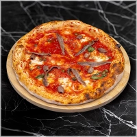 Tomatensaus, fiordilatte kaas, ansjovis, kappertjes, olijven.