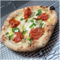 -Fiordilatte kaas, gorgonzola, pittige olijfolie, salami, rode ui<br><br>-Fiordilatte cheese,gorgonzola, chilly olive oil, salami, red onion