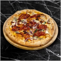 Fiordilatte kaas, gorgonzola, pittige olijfolie, salami en rode ui