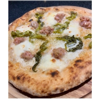 Fiordilatte kaas, Italiaanse worst met venkel, gerookte scamorza kaas, Parmigiano Reggiano 24M, friarielli (italiaanse wilde raapstelen)<br><br>Fiordilatte cheese, italian sausage with fennel, smoked mozzarella, Parmigiano Reggiano 24M, broccoli rabe