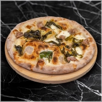 Fiordilatte kaas, Italiaanse worst met venkel, gerookte scamorza kaas, Parmigiano Reggiano (24 maanden gerijpt) en friarielli (italiaanse wilde raapstelen)