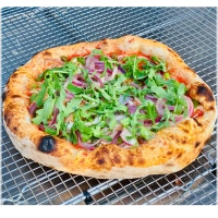 Tomatensaus, basilicum, kapertjes, rode ui, olijven, geitenkaas, Parmigiano Reggiano 24M, rucola<br><br>Tomato sauce, basil, goat cheese, red onion, olives, capers Parmigiano Reggiano 24M, rucola
