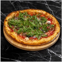 Tomatensaus, basilicum, kappertjes, rode ui, olijven, cichorei, geitenkaas, Parmigiano Reggiano (24 maanden gerijpt) en rucola